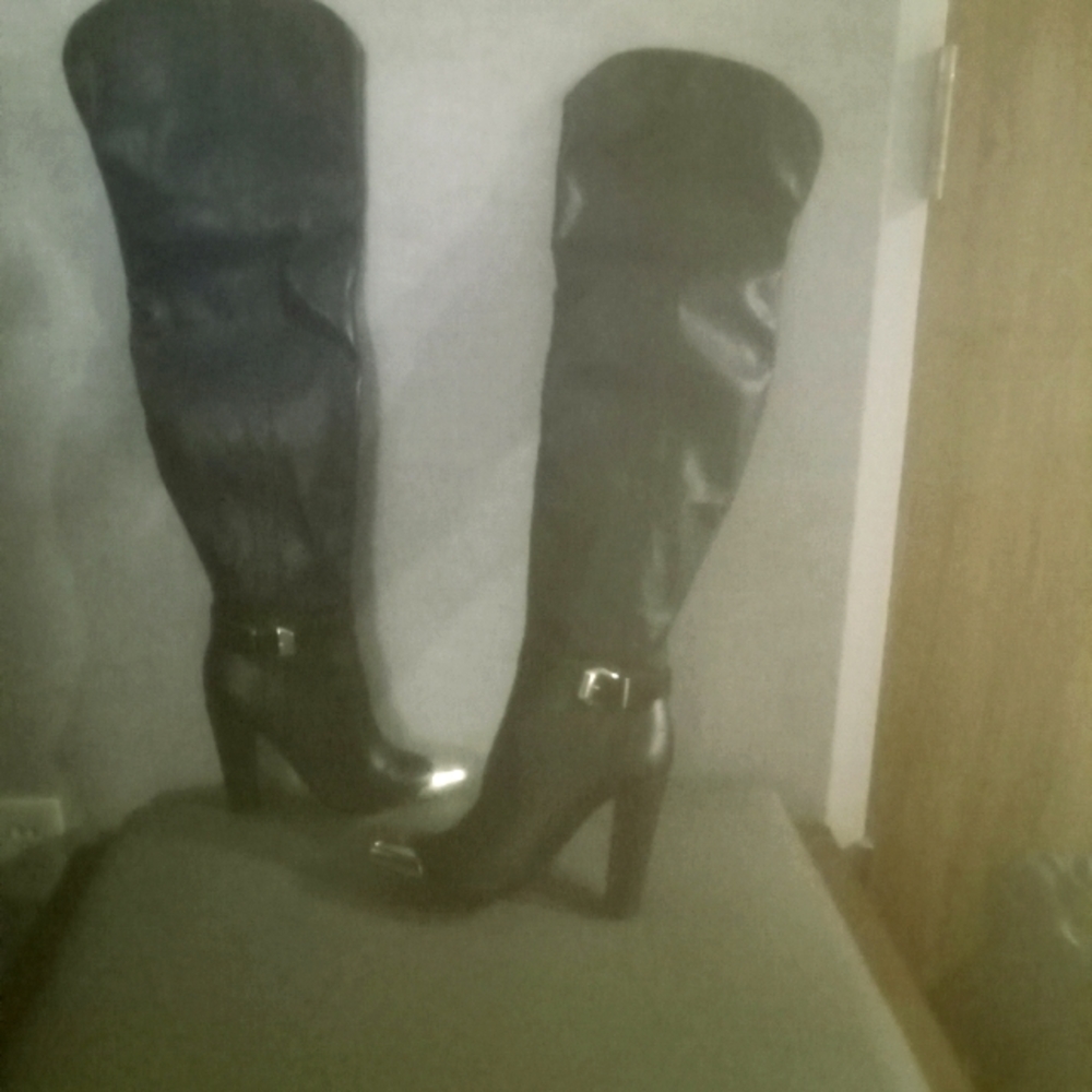 NWOB- Dorothy Over the Knee Black & Gold Toe Buckle Boot Size 7.5